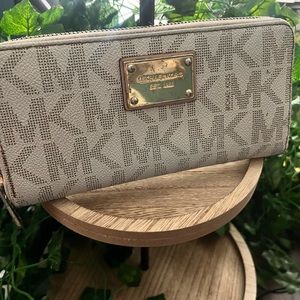 Michael kors wallet